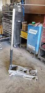 lot 236 image: Strongway Rolling Floor Jack