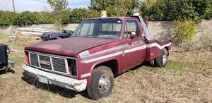 lot 124 image: 1982 Chevrolet Square Body Scottsdale 30 Short-Bed Dual Axle w Tow Truck Rear End. Has title.  See Description for more information.
