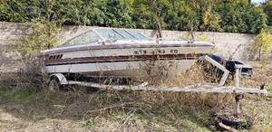 lot 127 image: 1987 Sea Ray w 130HP OMC Cobra 3.0 Litre Inboard Motor & Solid Trailer.  See Description for more information.