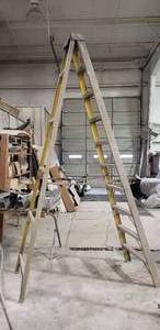 lot 258 image: Werner 10 Fiberglass Ladder