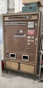 lot 273 image: Vintage Cavalier Soda Vending Machine, COLD Inside