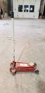 lot 300 image: 3-Ton Rolling Hydraulic Floor Jack
