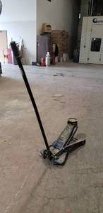 lot 301 image: Michelin 3 12-Ton Rolling Hjydraulic Floor Jack