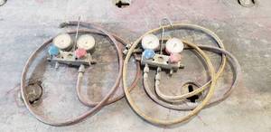 lot 318 image: Lot of 2 Refrigerant Gauges & Hoses