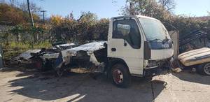 lot 364 image: FOR SCRAP 1997 Isuzu NPR