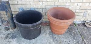 lot 375 image: Lot of 2 Pots, 1 Ceramic & 1 Terra Cotta
