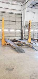 lot 29 image: 2 Post Hydraulic Platform Vehicle Lift w Ramp & 2HP Fenner Stone Hydraulic Pump, TESTED