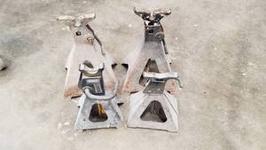 lot 140 image: Lot of 4 Locking Jack Stands. 3 12 Ton & 5 Ton