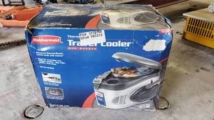 lot 324 image: Rubbermaid Thermo-Electric Travel Cooler & Warmer, Model VEC212RB