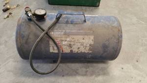 lot 423 image: Campbell Hausfeld 7 Gallon Air Cary Tank
