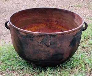 lot 7 image: AntiqueVintage Cast Iron Kettle WBoth Handles &amp Legs Unbroken
