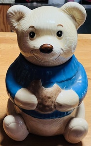 lot 22 image: Vintage Metlox Teddy Bear Cookie Jar - Blue Shirt 11.5