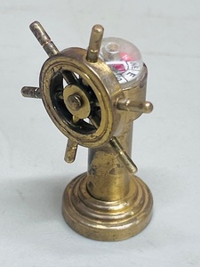 lot 51 image: 1960s SOLID BRASS MINIATURE SHIPS WHEEL WITH COMPASS INSERT&nbsp