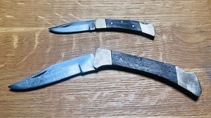 lot 115 image: Vintage Stainless Steel Wilderness Il Romo P4 &amp Smaller Folding Locking Pocket Knives