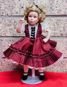 lot 47 image: THE SHIRLEY TEMPLE DIMPLES DOLL BY ELKE HUTCHENS WStand