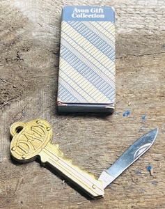lot 157 image: Vintage Avon Gift Collection DAD Pen Knife in Key Chain &amp Original Box