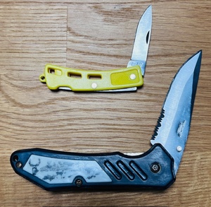 lot 160 image: Frost Cutlery Flying Falcon &amp Executive Wildlife Series Eagle Pocket Knife 15-828E