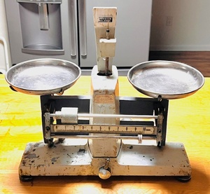 lot 27 image: Vintage Torsion Balance Co Style IL-4 Apothecary Scale