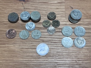 lot 257 image: 30-35 Assorted Russian Coins - Unsearched for Errors