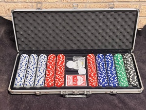 lot 155 image: Fat Cat 11.5 Gram Texas Holdem Clay Poker Chip Set with Aluminum Case &amp 500 Chips