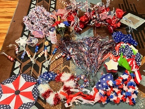 lot 175 image: Huge Lot of Fourth of July Decorations