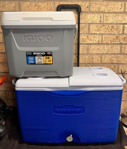 lot 285 image: Igloo 28 Quart Laguna 28 &amp Rubbermaid Wheeled Portable Ice Chests