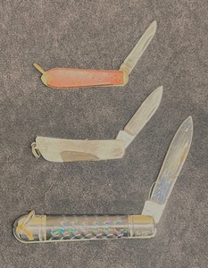 lot 286 image: Small Vintage Utica Single Blade Pocket Knife &amp Two (2) Small Single Blade Novelty Pocket Knives