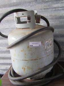 lot 10 image: 5lb propane tank with hose