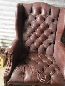 lot 11 image: High back dark brown leather office chair, beaded on arms