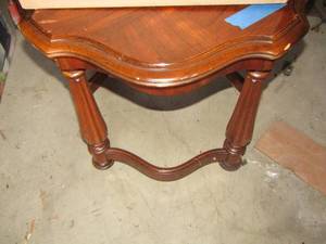 lot 42 image: Dark wood side table very nice and sturdy, open bottom 212525