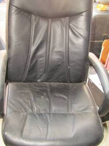 lot 46 image: Black high back office chair armed with rollers, adjustable height