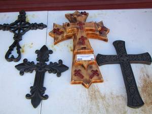 lot 86 image: wooden crosses qty 3 and one ceramic cross