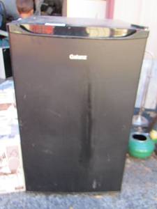 lot 16 image: Galanz black mini fridge