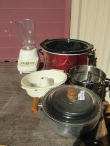 lot 153 image: Hamilton beach crock pot no lid, bunt pan, blender and more
