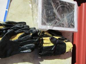 lot 165 image: Cyber acoustic speaker, black and yellow work gloves