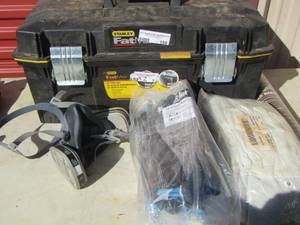 lot 166 image: 3m paint face mask, Stanley Fatman 23 tool box, g-tek xx-l new work gloves