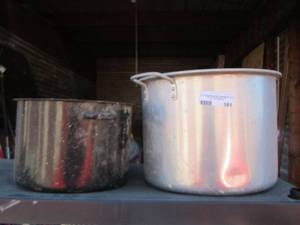 lot 181 image: 2 large sauce or roosting pans, neither have lids