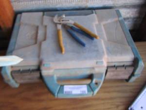 lot 186 image: Contico bluegreen tool caddy with 2 pair of plyers