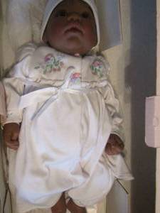 lot 110 image: Lee Middleton doll model #00152 soft and innocent, comes with birth certificate