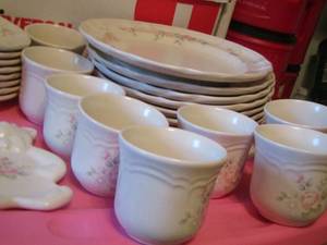 lot 29 image: Pfaltzgraff dish set serves 8- cups saucers and dinner plates, Bear Spoon Rest