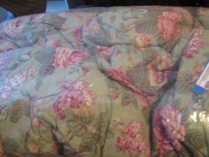 lot 65 image: Queen size bed spread floral dcor