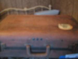 lot 85 image: American vintage suitcase