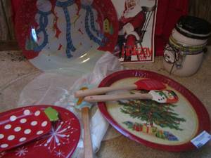 lot 81 image: Christmas platters, napkins plus