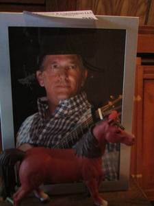 lot 96 image: GEORGE STRAIT PHOTO  & Horse figurine