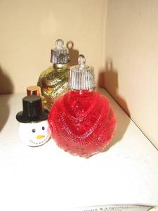 lot 105 image: Glass dcor- rose- plus more