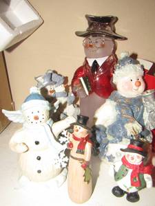 lot 102 image: Snowman dcor Christmas pieces