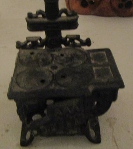 lot 11 image: Vintage  Salesman sample  Cast iron stove for dcor only