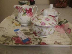 lot 111 image: Rose design tea set with serving tray