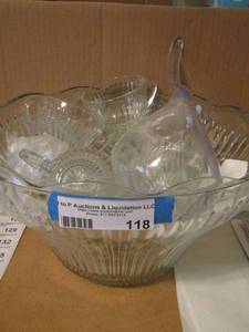 lot 118 image: Clear glass punch bowl with handled cups and ladle