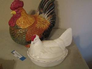 lot 125 image: Roster cookie jar, milk glass rooster cookie jar